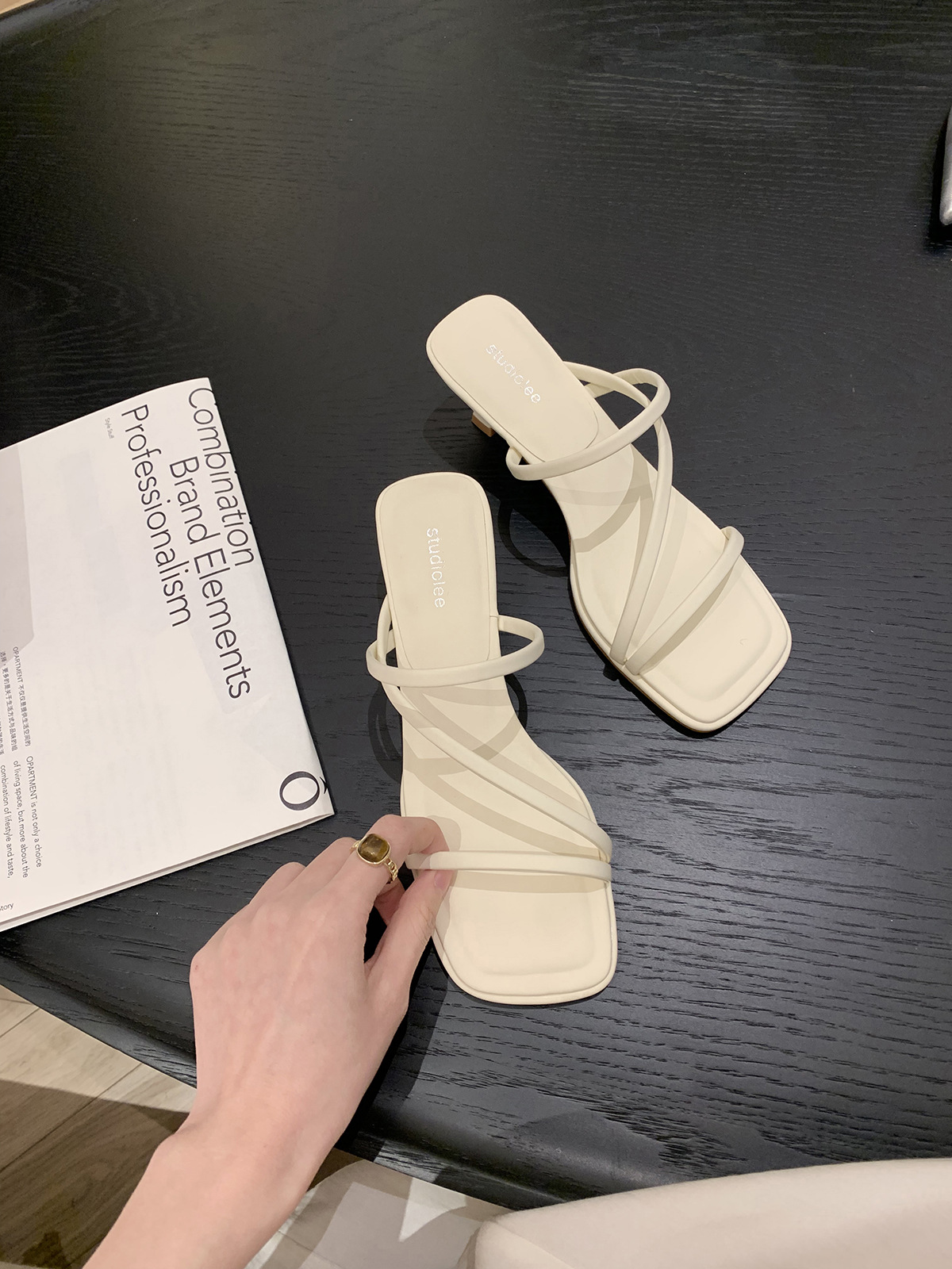 Versión de piel de oveja ~ Grape Madre con el estilo francés delgado cinturón de hadas cabeza cuadrada delgada zapatillas de tacón alto zapatillas de verano para mujeres