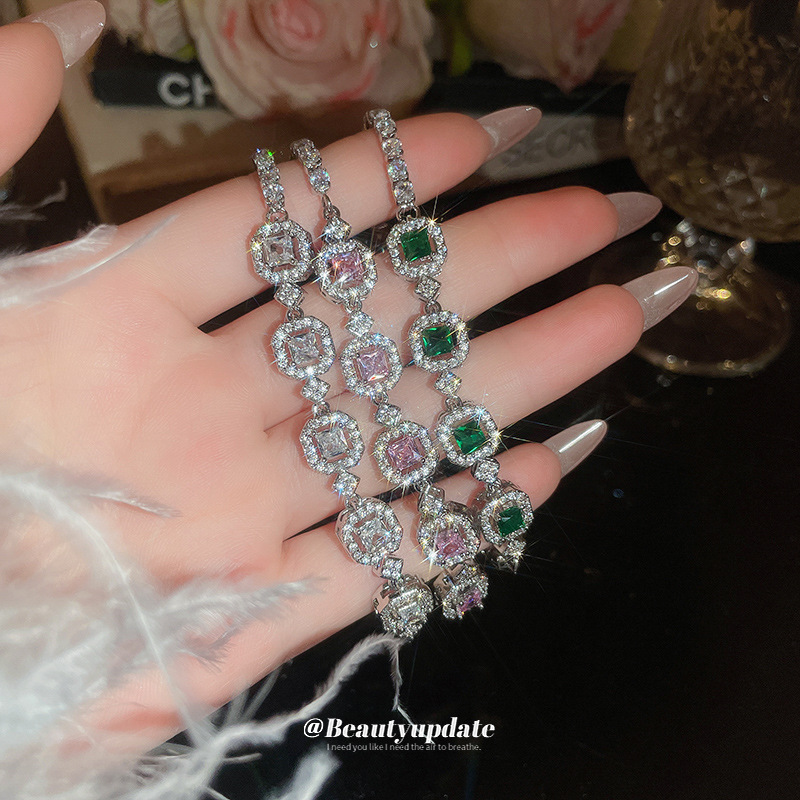 Pulsera geométrica de diamantes esmeralda de estilo palacio francés Pulsera de temperamento magnífico, exquisita luz y lujo, joyería de alta calidad para mujer