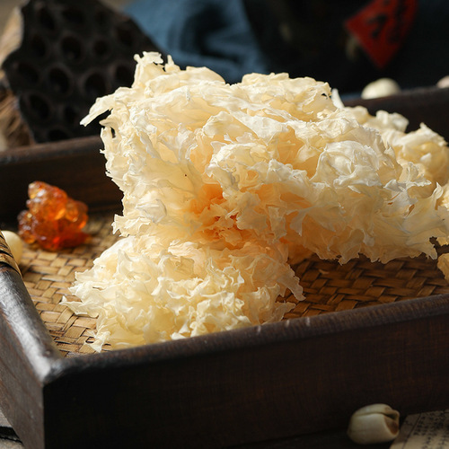 Yanzhifang Tremella Gutian Cuiping Lake Snowflake Tremella is soft and waxy and good at glueing. Tremella wholesale from North and South dry goods.