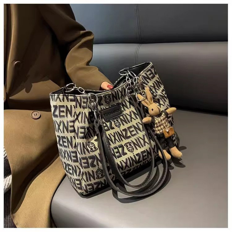 High-end quality niche bag for women 2023 new versatile single-shoulder underarm tote bag, niche hand-carry commuting fabric bag undefined