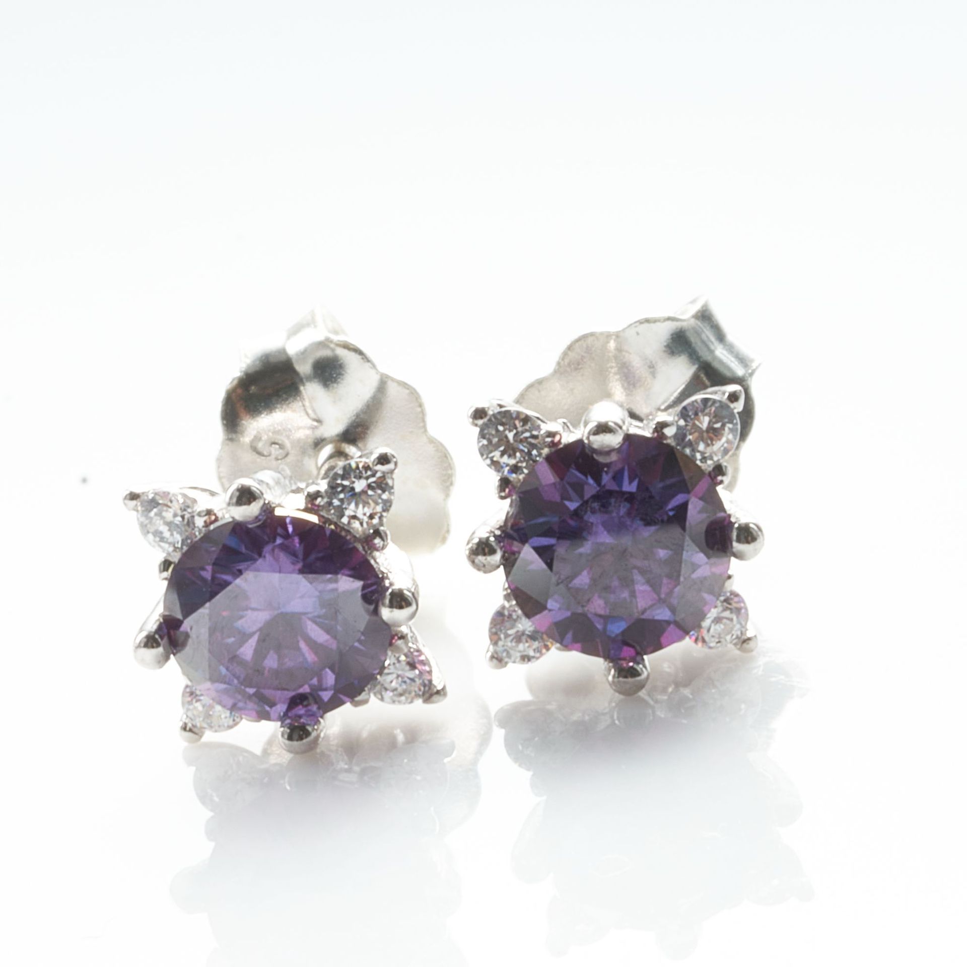 Europa y América de color moissanite pendientes de plata incrustados pequeños pendientes de piedra de moissanite de plata simple pendientes de tetrahedra de la suerte