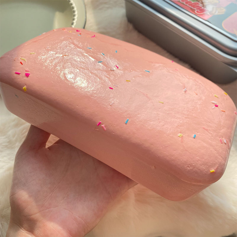 スローバックシミュレーショントーストの箱のケーキをつまんで、指をつまんで、つまんで、超厚で、柔らかくて、手触りがいいです。|undefined