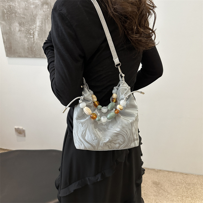 Nueva bolsa de estilo chino para mujeres 2024, nuevo verano, bolso de mochila de estilo exterior, bolso de cubo portátil super caliente.