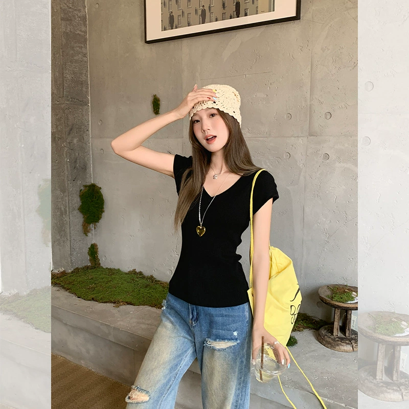 Реальный снимок, реальная цена, вязаный женский топ с v-образным вырезом и короткими рукавами, новинка 2025 года, лето, утягивающий топ на правое плечо, тонкий маленький топ с низким вырезом и летящими рукавами