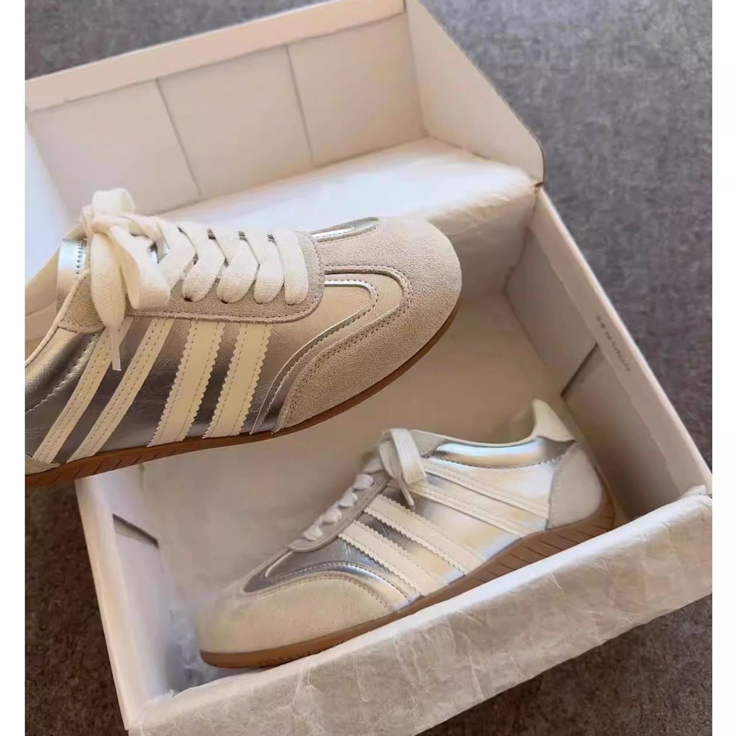 Zapatos de entrenamiento retro de mujeres primavera y verano de 2026 nuevos zapatos deportivos blancos planos de color combinados zapatos casuales suaves