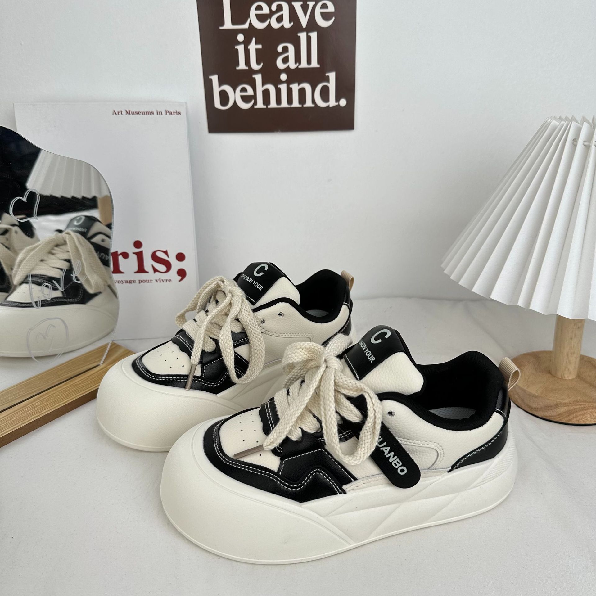Yuanbo estudiantes zapatos blancos de suela gruesa para mujeres 2024 primavera coreana alta zapatos de skate casuales zapatos de pan pequeños zapatos blancos feos