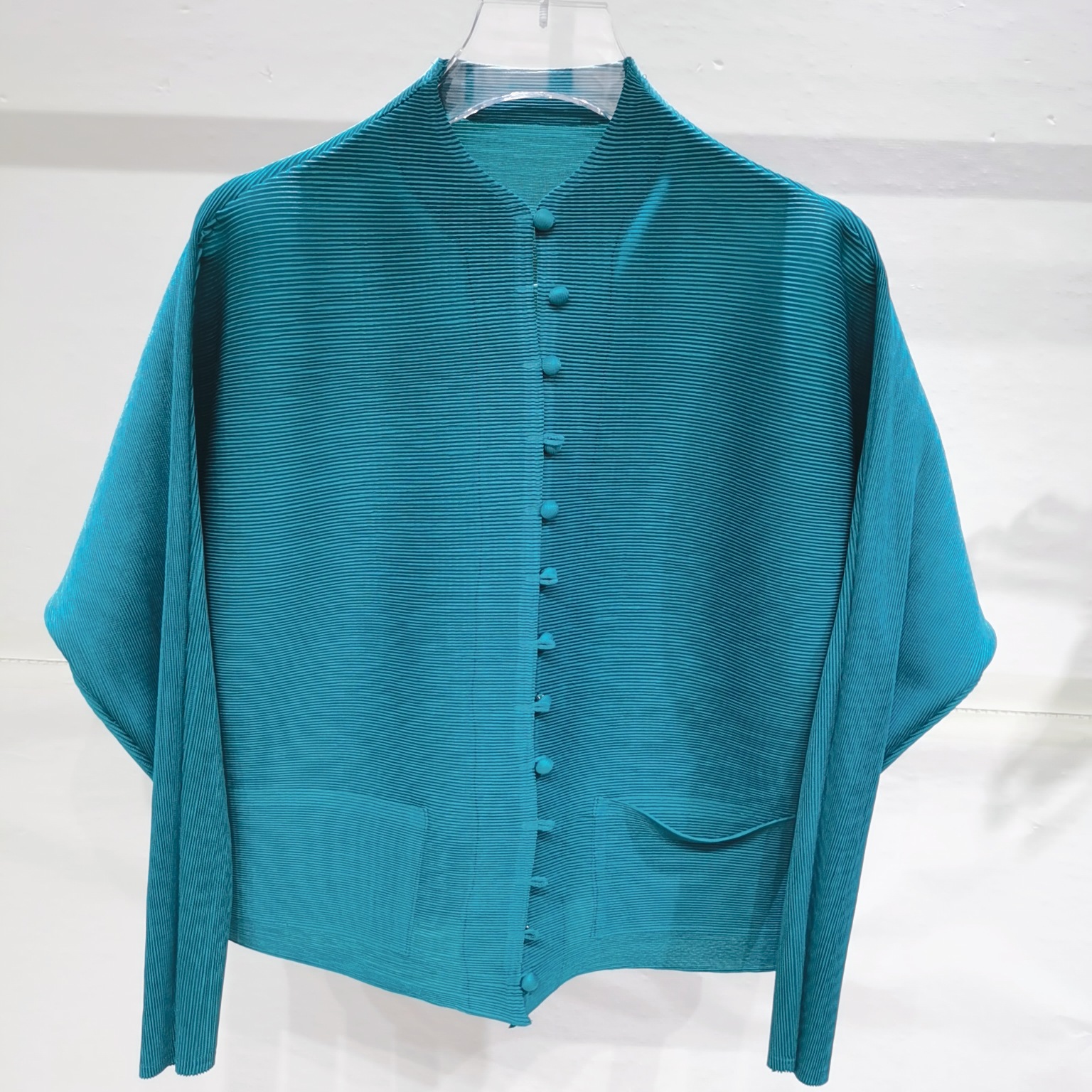 Suministro directo de fábrica, top informal de otoño y primavera 2024, de alta gama, plisado, moderno, con cuello alto, manga larga, talla grande, holgado, de botonadura sencilla. image 13