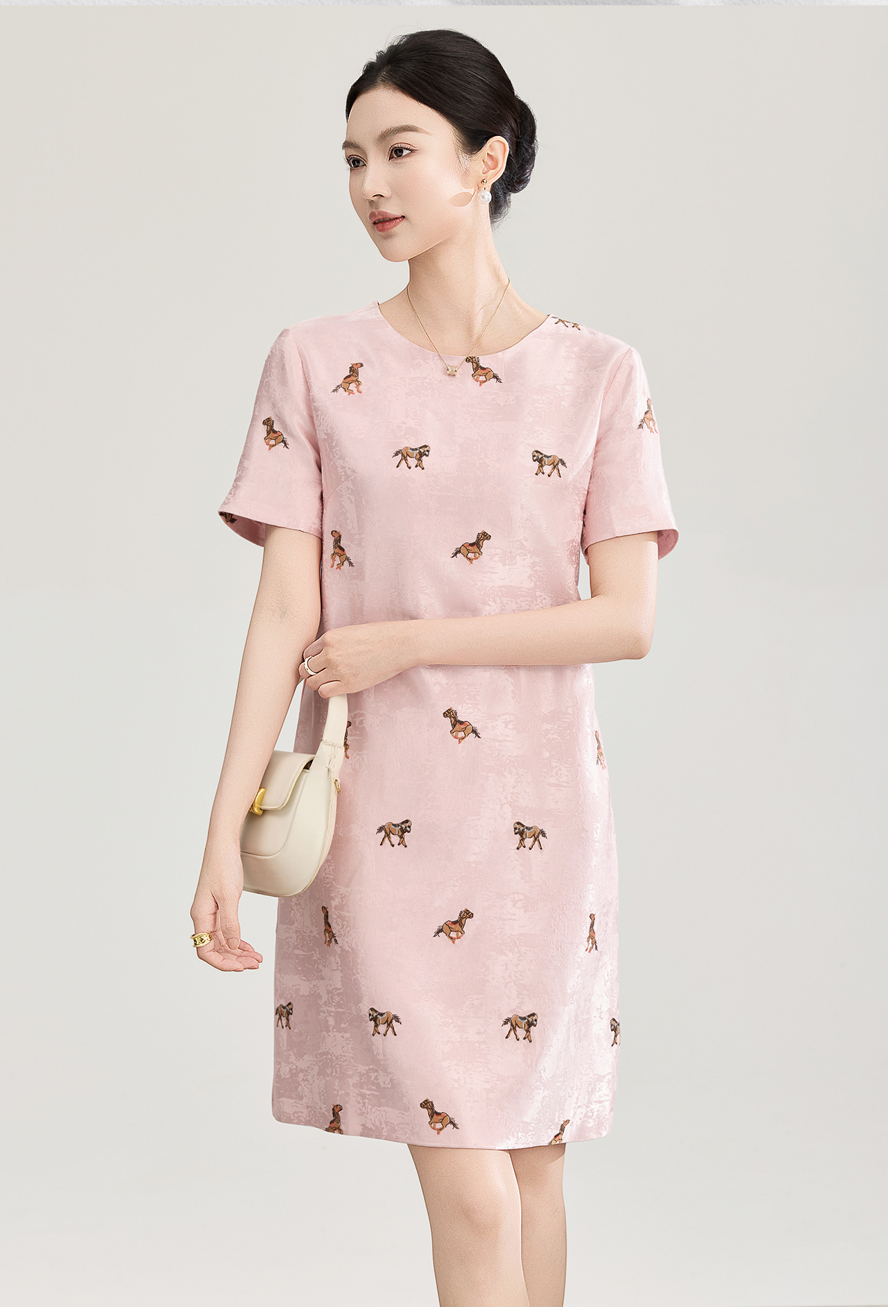 Đầm maxi nữ tay ngắn thêu hoa văn jacquard, chất liệu linen phối ren — màu hồng chi tiết 2