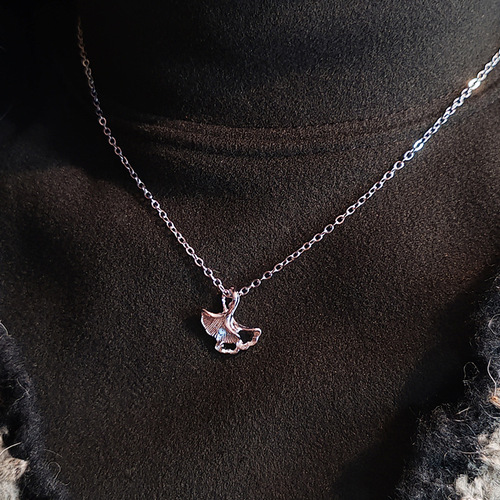 New simple necklace for women, summer fairy spirit, versatile, non-fading, light luxury, niche ginkgo leaf design clavicle chain