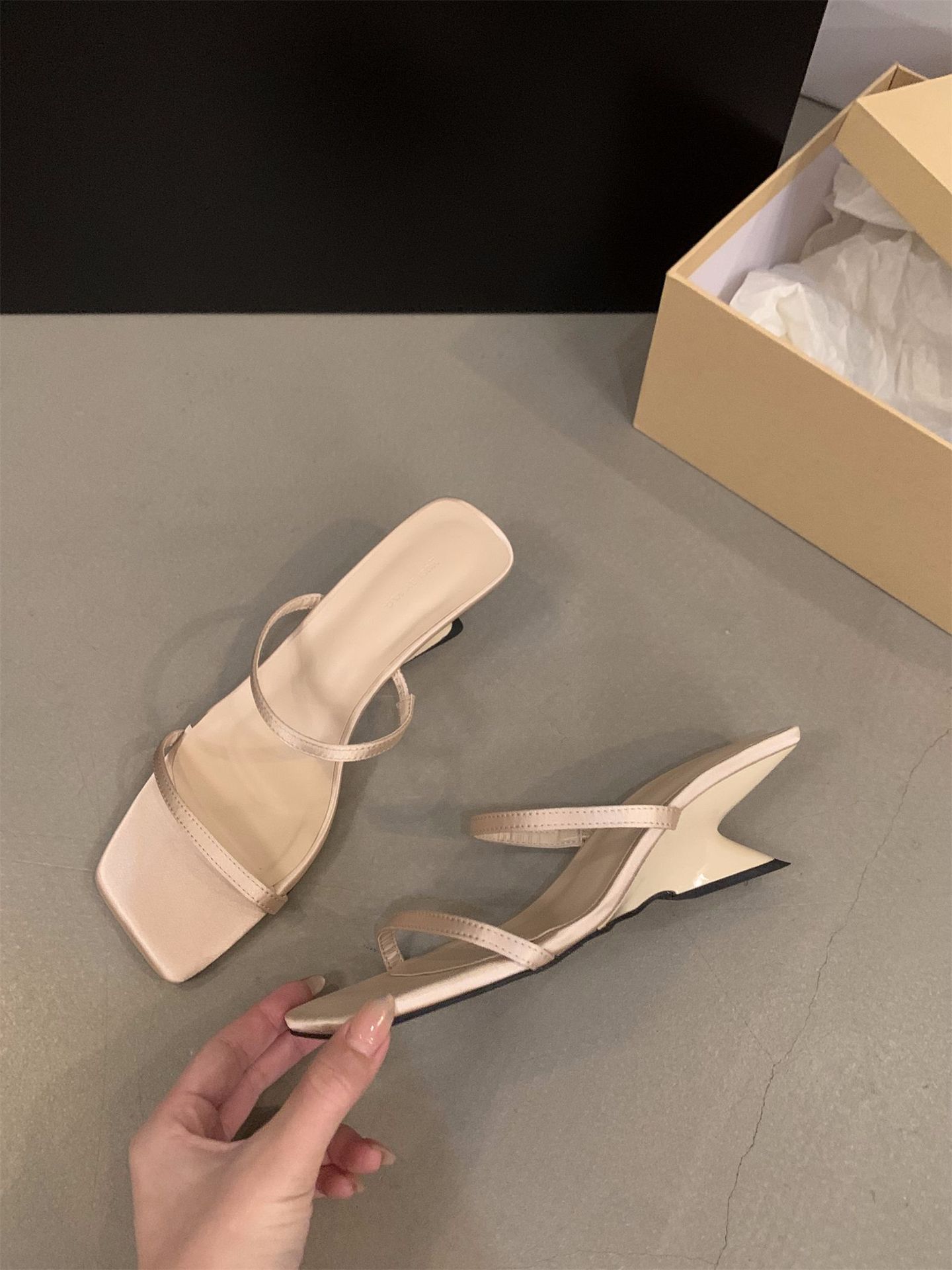 Sensación de diseño de nicho, zapatillas de una palabra, zapatos de hadas, 2024 nuevas sandalias francesas de tacón de cuña de verano, sandalias