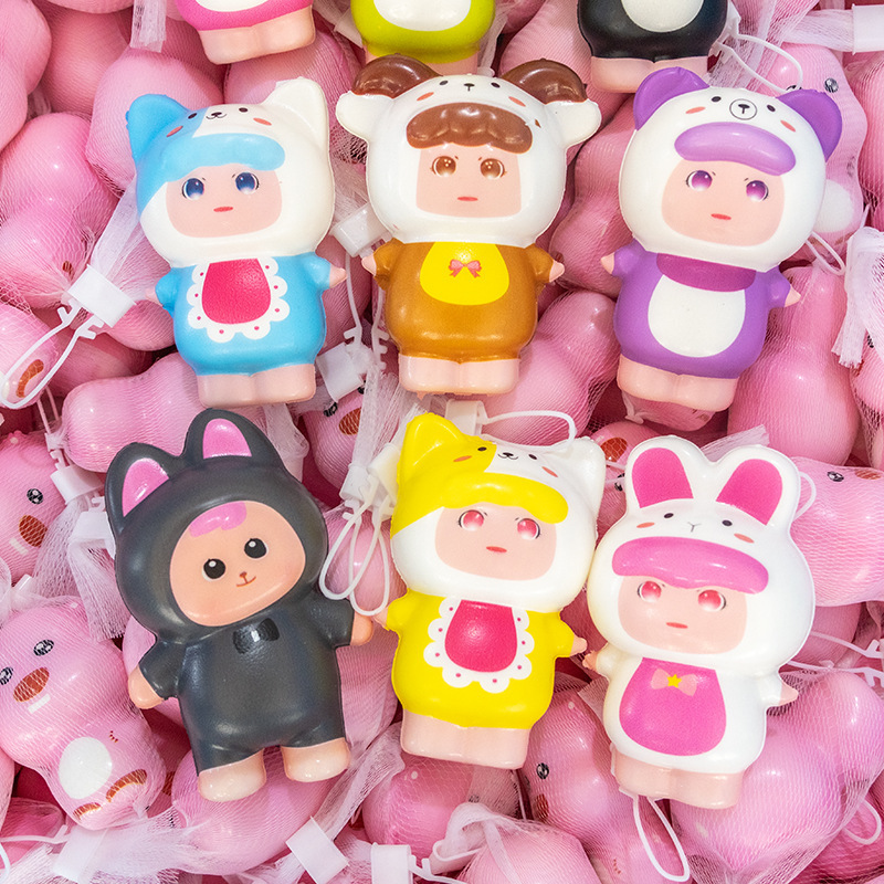 吉伊卡わぁchiiawaは子供のおもちゃをつまんでゆっくりと弾きます。|undefined