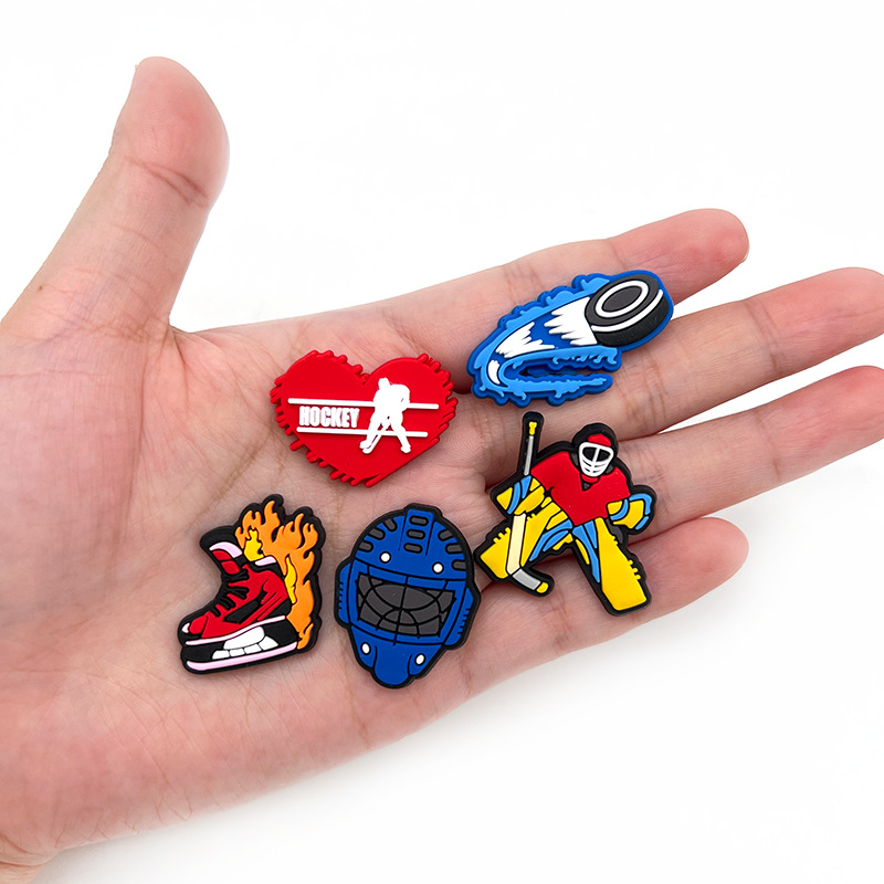 Nuevos zapatos con agujeros de dibujos animados deportivos de hockey sobre hielo, zapatos, zapatos, botones, ropa deportiva, accesorios para sandalias, estilo caliente de Amazon