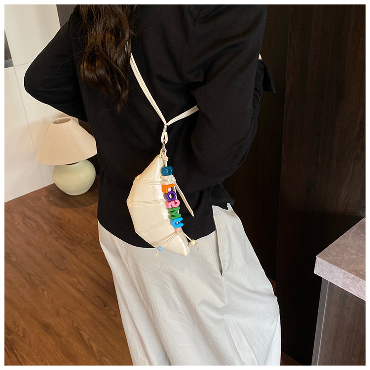 The cute horn bag with a niche neckline design is fashionable and trendy. The mini crossbody bag is in a solid color, simple and elegant with a high-end texture undefined