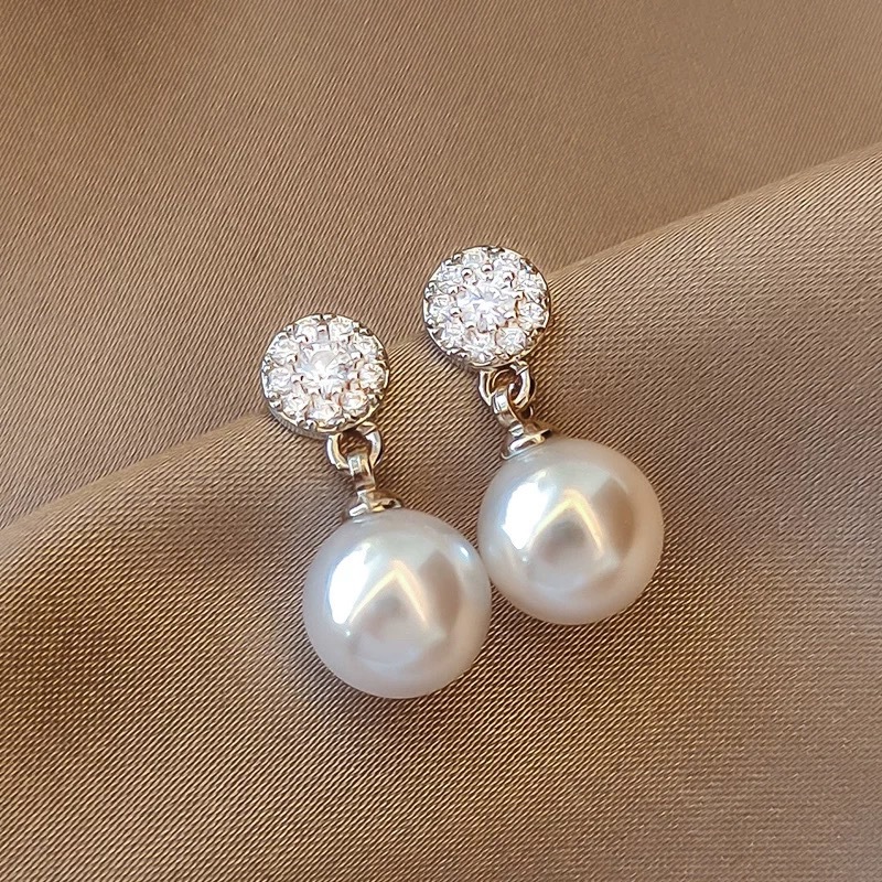 Europa y los Estados Unidos lujo ligero aretes de alto nivel para mujeres 2025 nuevo estilo de nicho de estilo de diseño perlas aretes de perlas