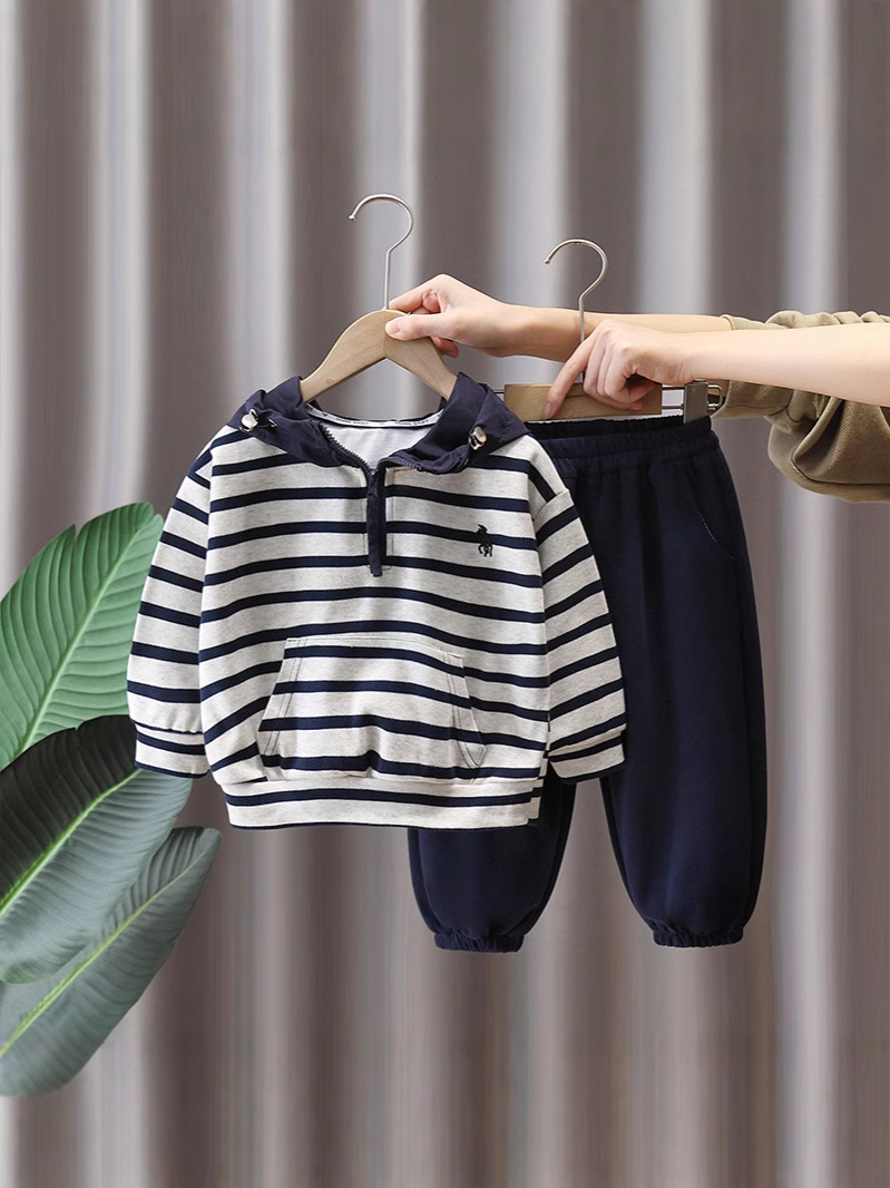 7841 traje de primavera para niños suéter a rayas con capucha para niños primavera y otoño traje coreano de dos piezas de celebridades de Internet 2025 nuevo