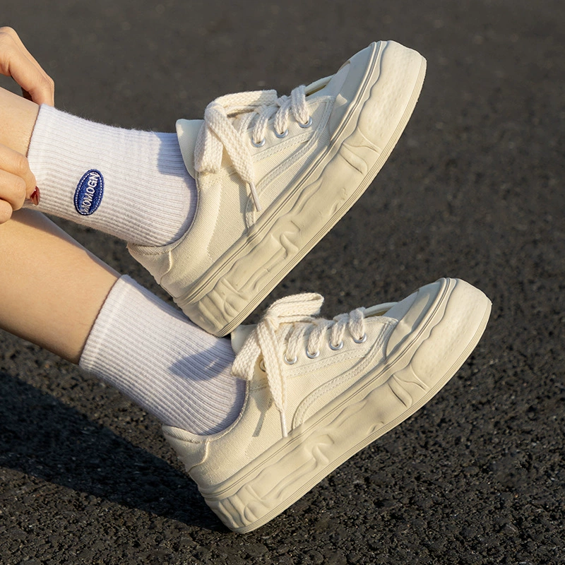 Крашевые/исправление: В оригинале текст странный: " Cloth retro universal white shoes, 2112W". Перевод: "Кожаная обувь в ретро-стиле из ткани, универсальные белые кеды, 2112W"