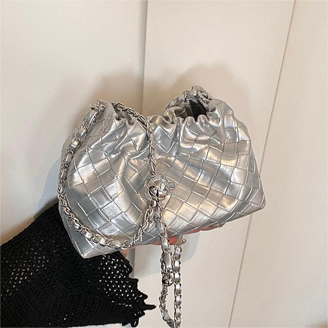 Nicho Zhong bolso de tejido casual para mujeres 2024 verano nueva moda versátil bolso de hombro bolso de cubo de cadena plegada