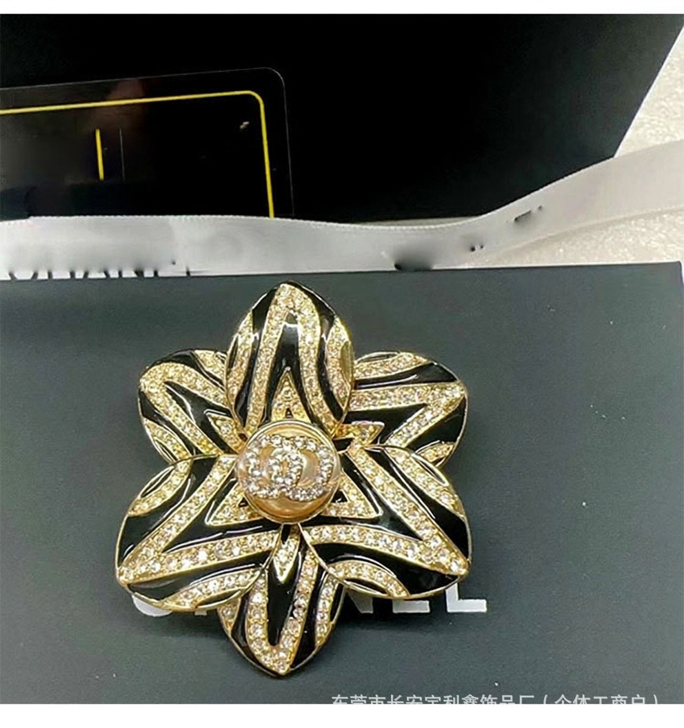 Cross-border Chanel-style brooch with a high-end, light-luxury feel, black and white enamel, rhinestones, three-dimensional petal flower brooch, wholesale from manufacturer