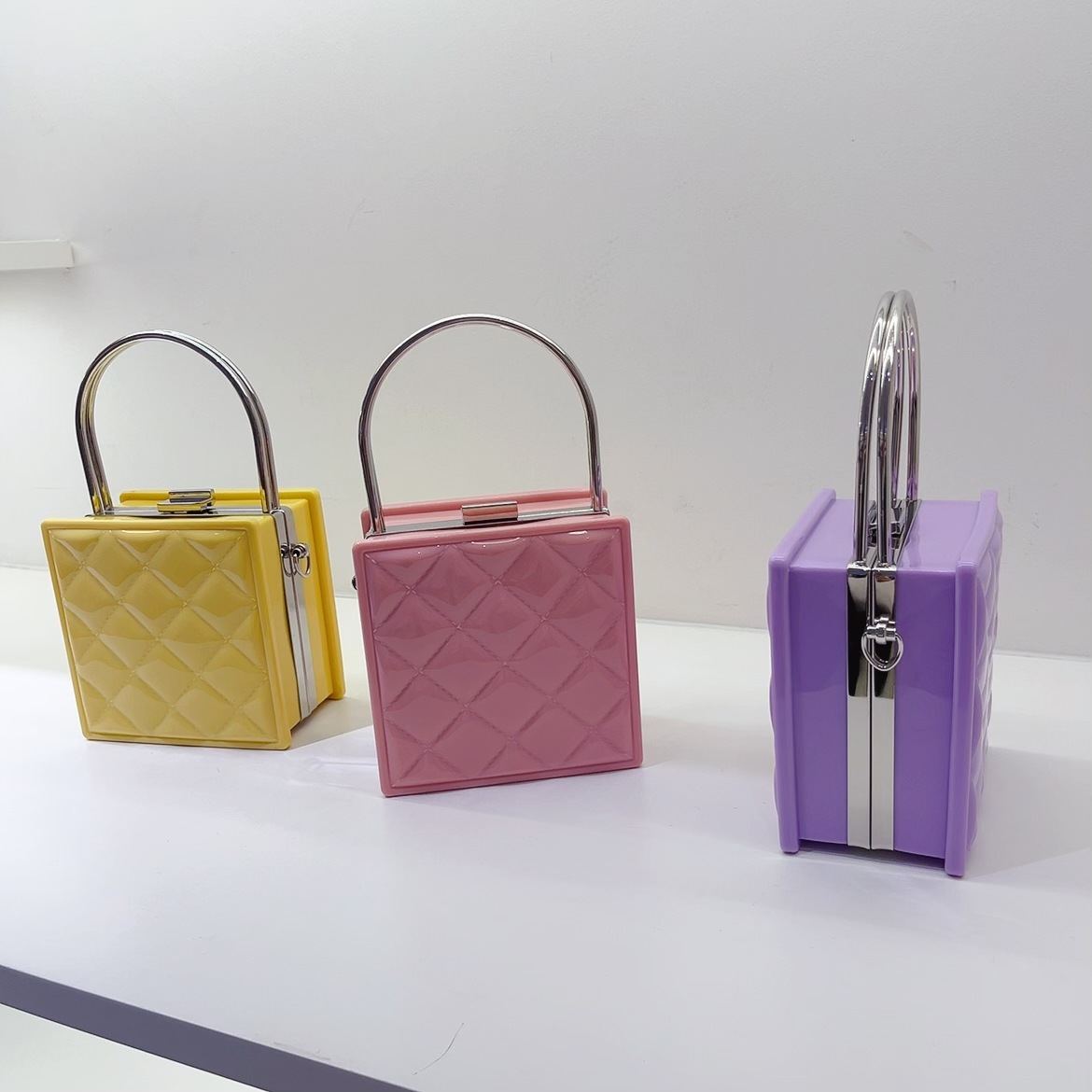 2025 New cross-border foreign trade women's bag, retro chain mini jelly bag opening red envelope box bag Item Picture
