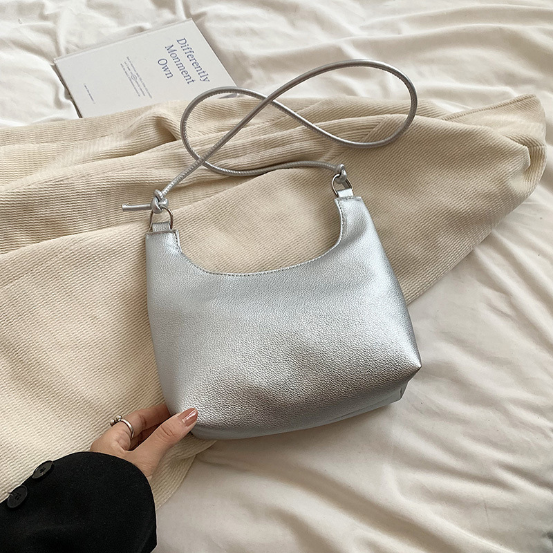 Bolso de diseño de nicho para mujeres este año, sensación de alto nivel de super caliente, bolso de hombro de moda, textura de bolso de cubo