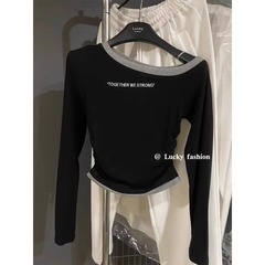 アルファベットの斜めの肩の色の長袖のtシャツの女性の2025早春の新型のデザイン感のギャルの修身はやせている上着を現します。