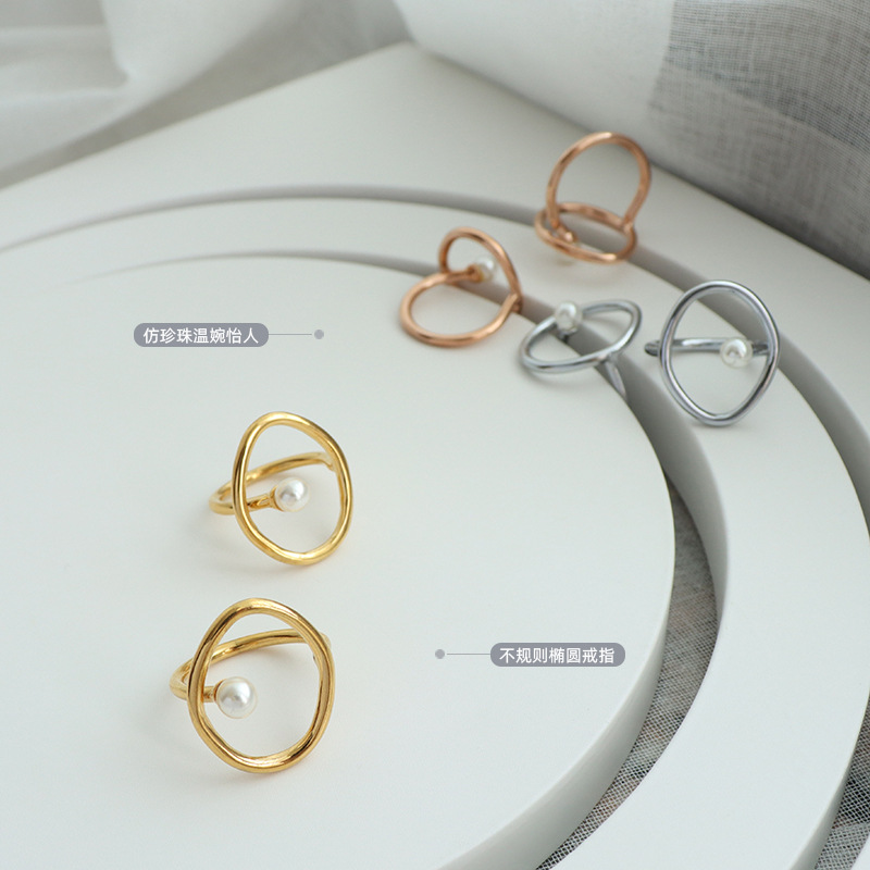 Fábrica de una pieza de entrega de galvanoplastia 18K oro geométrico titanio anillo de acero imitación perla personalidad anillo de moda joyería femenina