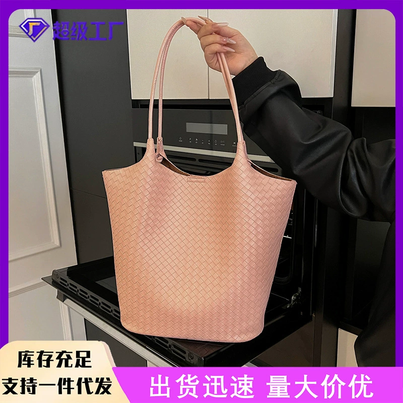 Повседневная текстурная сумка женская весна 2025 новый тренд простой модный иностранный стиль большой емкости на плече