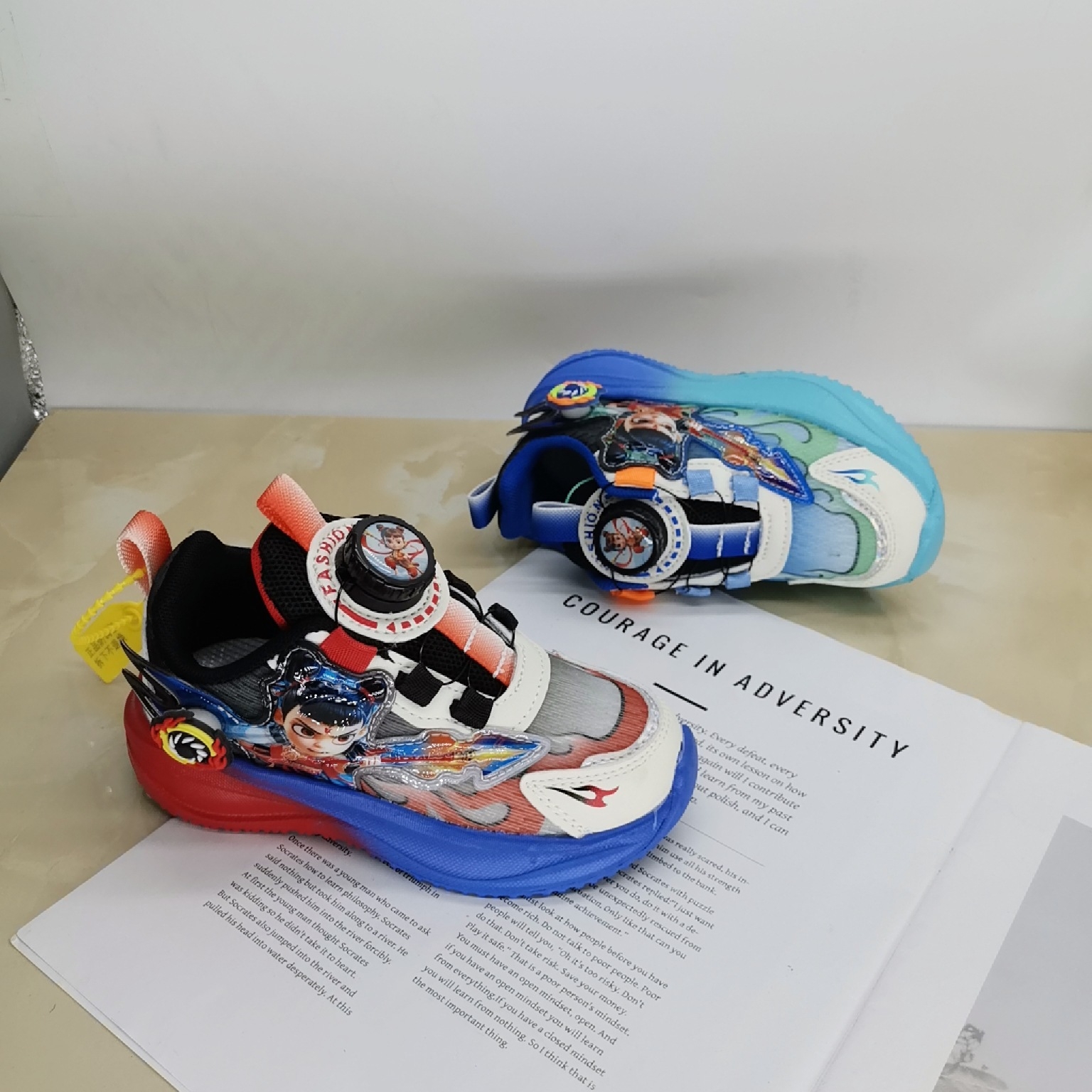 2025 principios de otoño nuevo estilo doble red niños niños niños niños pequeños y medianos niños de 3 a 6 años Nezha con molino de viento con zapatos deportivos ilumtados