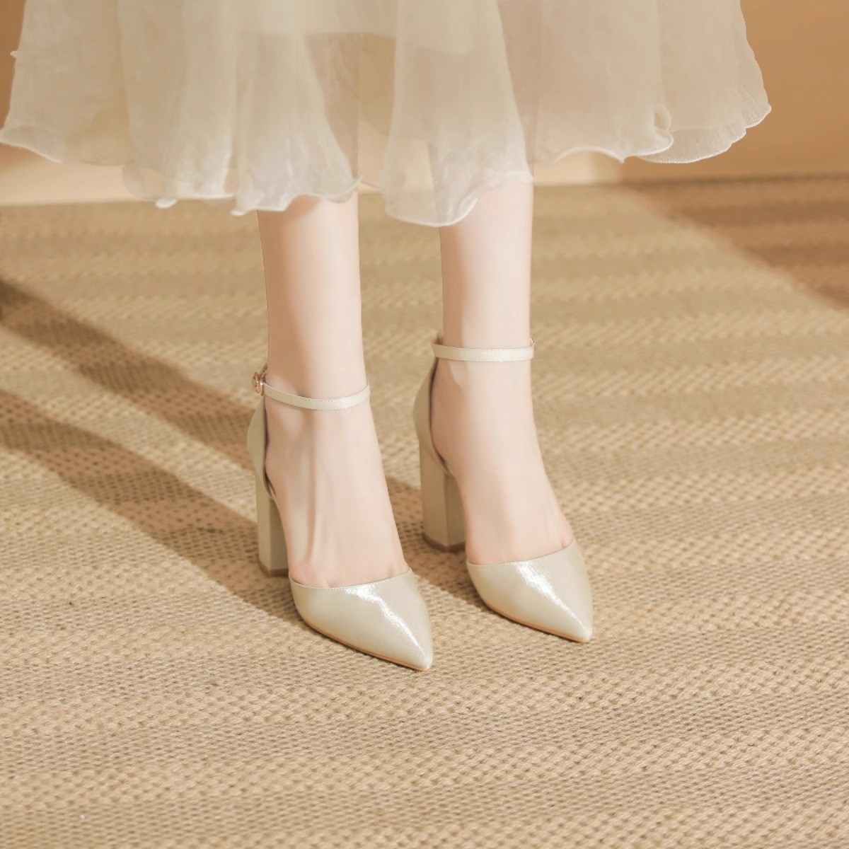 2026 nuevos zapatos de tacones altos puntiagudos de tacones gruesos con cuero huecos zapatos de un solo cuello ligero zapatos de color desnudo