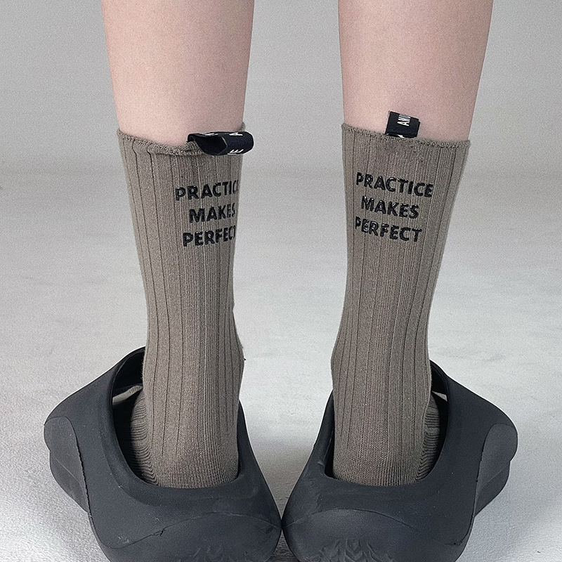 Spring and Summer New Japanese Style Versatile Socks with Letter Tags on the Heel, Unisex Couple Sports Mid-Calf Socks, Trendy Wholesale Spring and Summer New Japanese Style Versatile Socks with Letter Tags on the Heel, Unisex Couple Sports Mid-Calf Socks, Trendy Wholesale