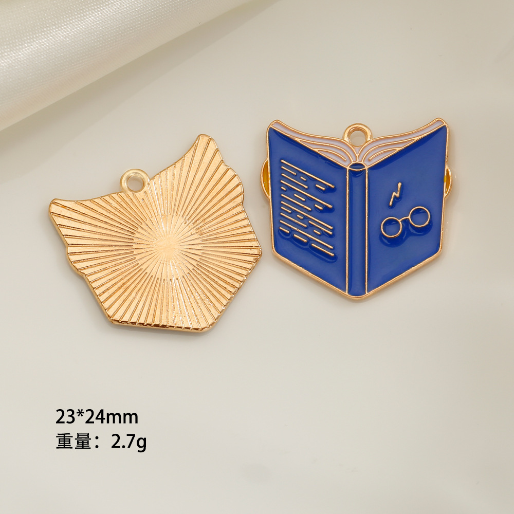 Estudiante de dibujos animados temporada de graduación estudiante creativo ropa sombrero libro mágico lápiz DIY pequeño colgante accesorios de recuerdo