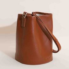 广州潮tb女皮包包代工厂高品质斜挎包圆形小众水桶包来图定制订货