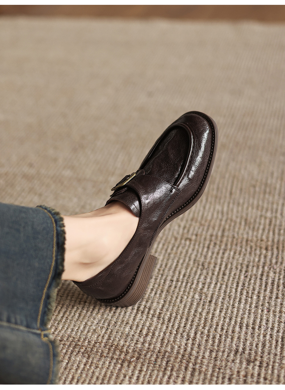 Giày loafer nữ phong cách Anh quai khóa, gót vuông thấp, mũi sâu, da bò — màu nâu chi tiết 14