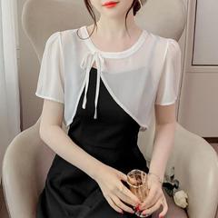 小さいショールの女性は夏にスカートの薄いタイプの2025新型のファッションのシフォンの短いタイプのフレンチのサスペンダーのスカートのブラウスを配合します。