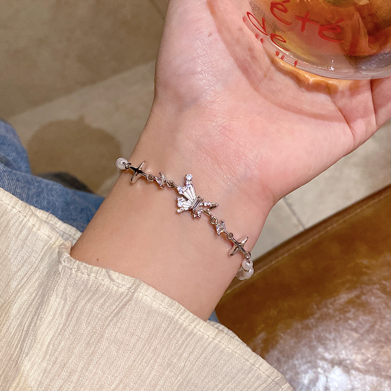 韓国の新しい真珠のブレスレットの小衆は高級感の精巧なジルコンの愛の手の串の気質の蝶結びのブレスレットを合わせます。