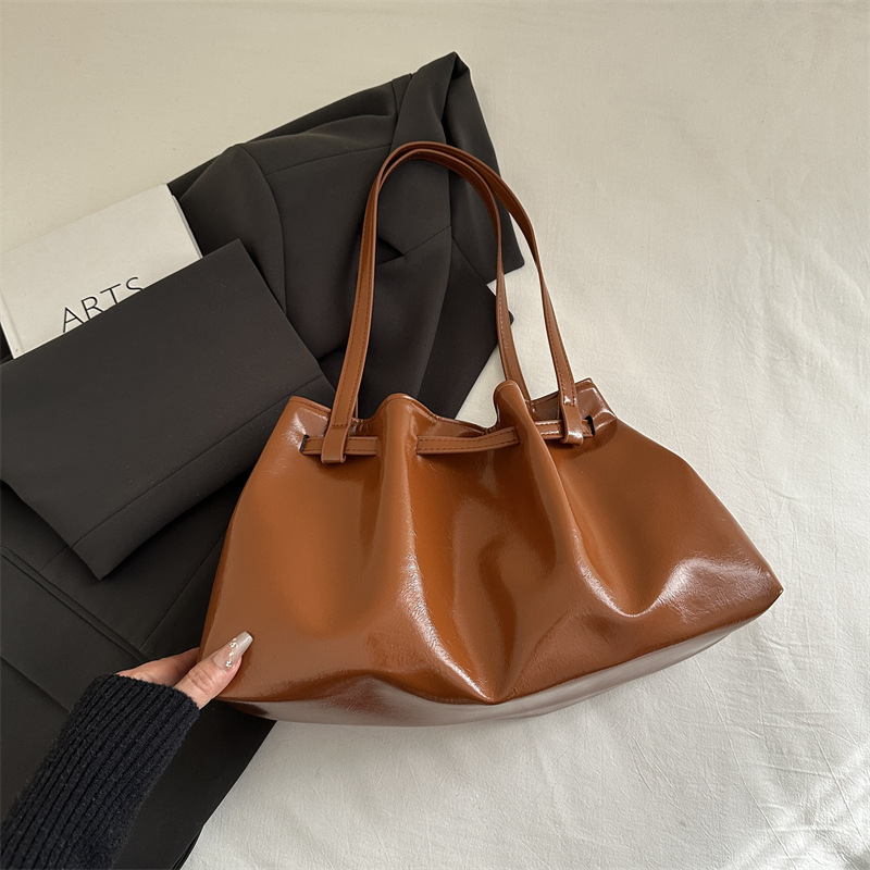 2025 moda pliegue sensación de bolso de mujer coreana brazo bolso de mano de calidad europea y americana de piel de cera de aceite bolso de hombro de viaje universal