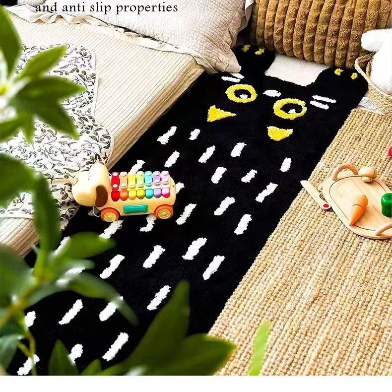 검은색 노란 눈의 긴 고양이