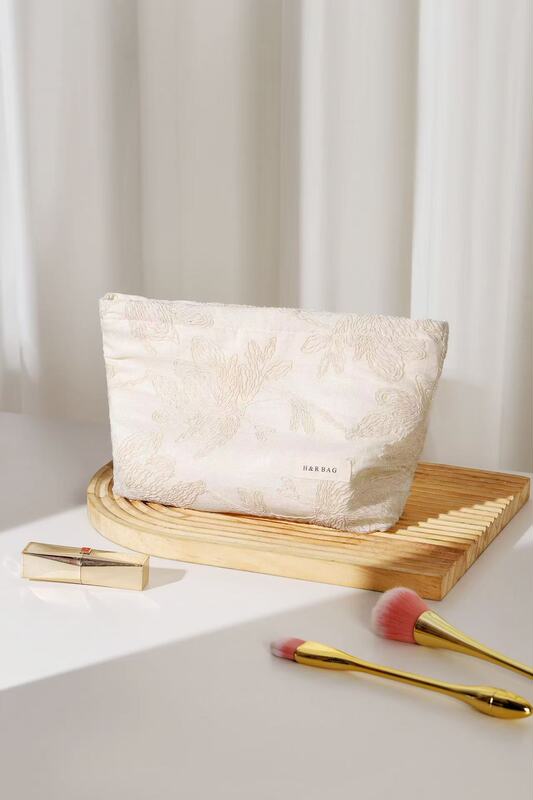 フランスのシンプルな文学綿とリネンの刺繍花化粧品袋ポータブル大容量手持ち収納袋化粧枕袋|undefined