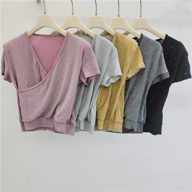 2026 verano nuevo sexy camiseta de cuello cruzado de mangas cortas de mujer caliente perforación irregular moda delgada blusa image 1