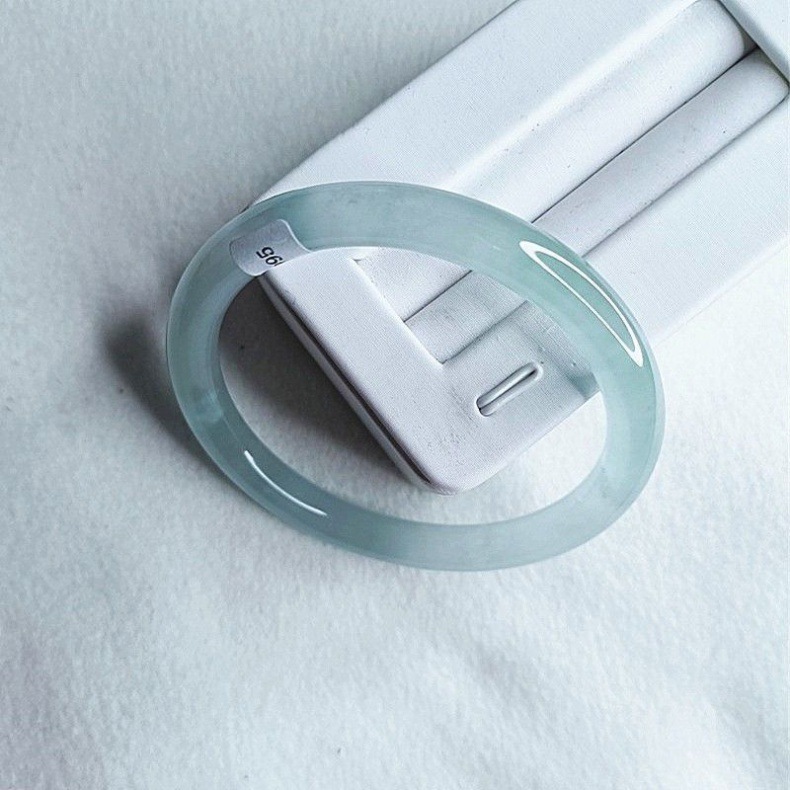 Vòng tay ngọc bích Miến Điện dạng dải tròn mỏng, nước xanh băng đáy nắng, đường kính trong 51–64 mm chi tiết 6