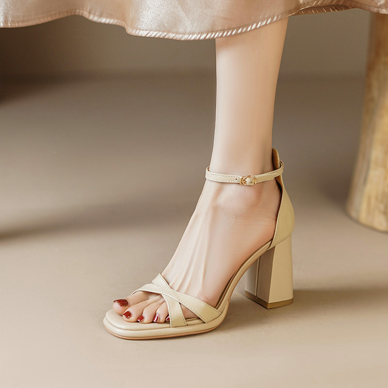 Sandal cao gót nữ hở mũi da bò lớp đầu gót vuông quai ngang — Da cừu màu đen chi tiết 7