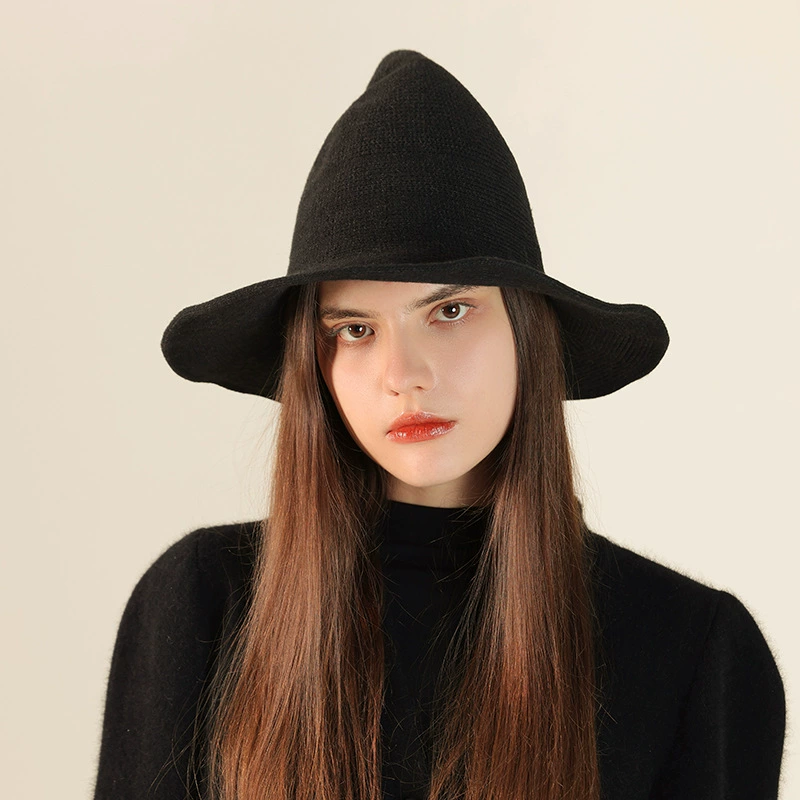 Красная knitted woolen шапка? Actually 