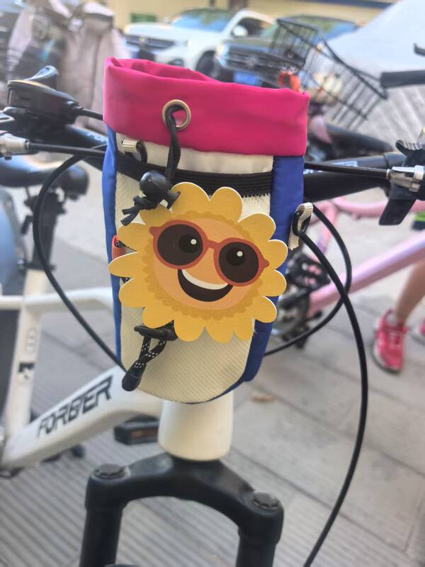 マウンテンバイクに乗る前に、道路の自転車を包んで、前の梁を道路の車に包んで、荷物を包んで、かわいいです。|undefined