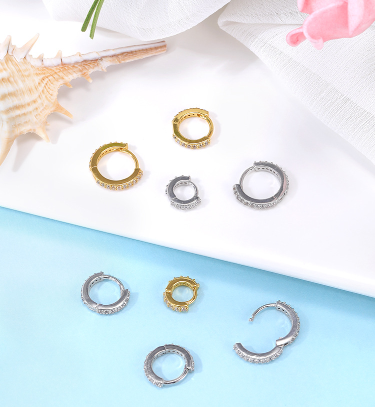 Silver pointed spike labret stud material detail