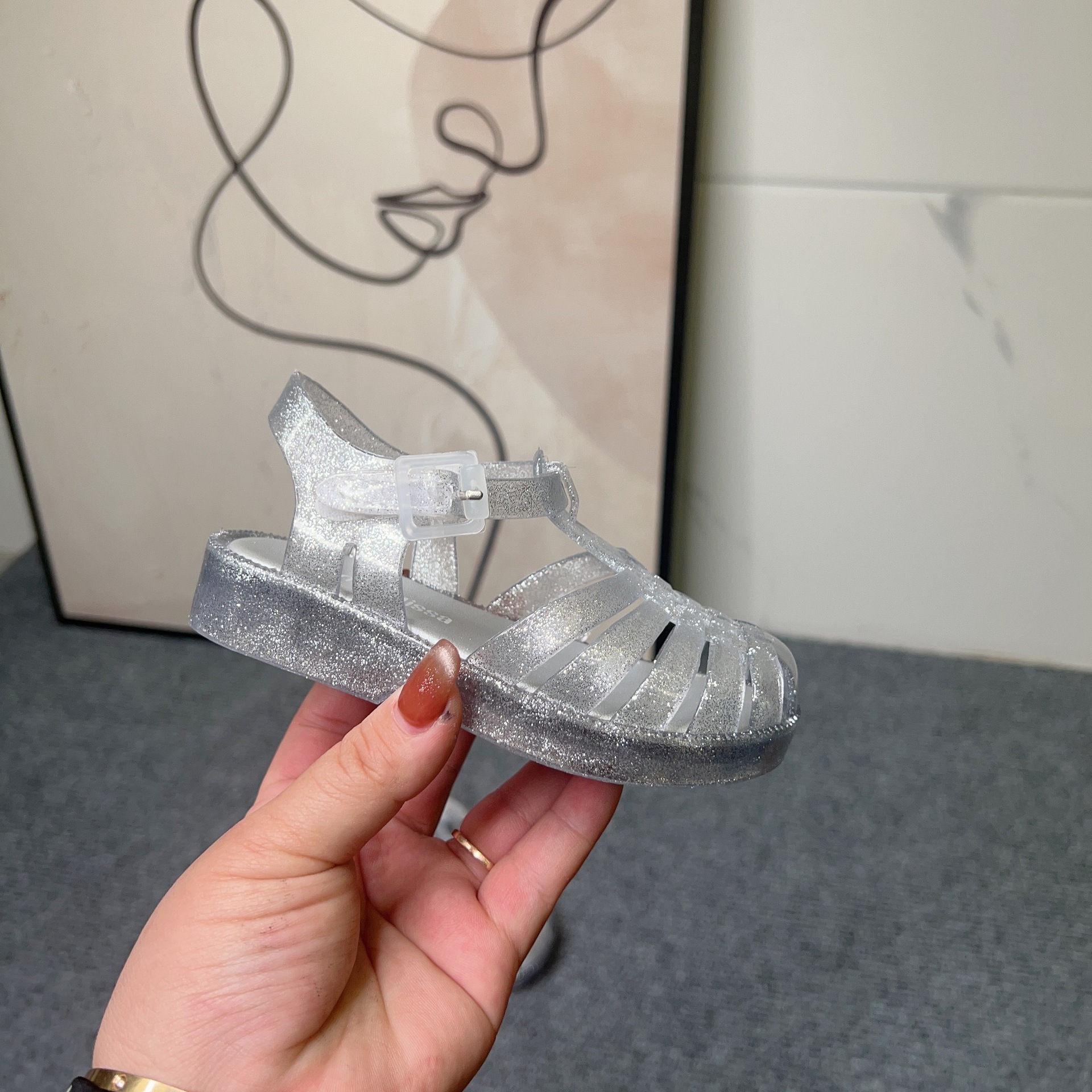 jentesandaler i gummi, strandsandaler, prinsessesko, myke sandaler med gulvtå, gelésandaler med spennelukking, plastsandaler_voghion.com