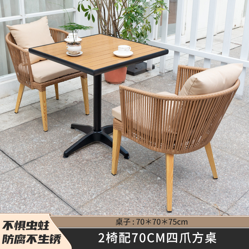 2 sillas con mesa cuadrada de cuatro garras de 70cm