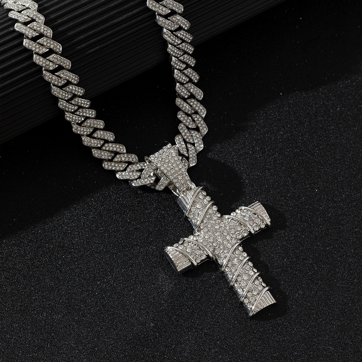Collana catena cubana con pendente a croce per donna, strass_voghion.com
