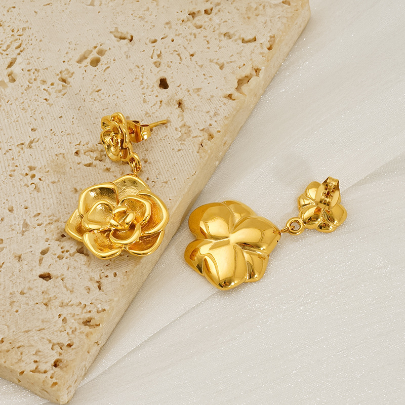 Europa y América de estilo femenino de oro 18K de acero inoxidable colgante de rosa pendientes de moda de alta calidad personalidad pernos de flores al por mayor