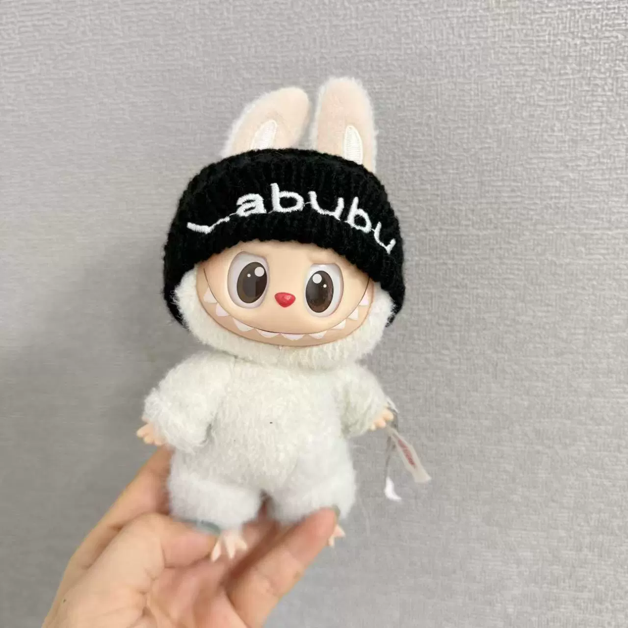 Костюм одежды куклы Labubu для первого и второго поколения - шапка, свитер с сердцем, нашивка в виде медведя