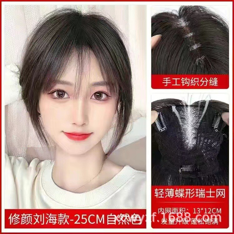 かつらの女性の頭の上で髪の毛を補います。白髪の大きな蝶々ネットの手織りは全部の人の髪を縫います。|undefined